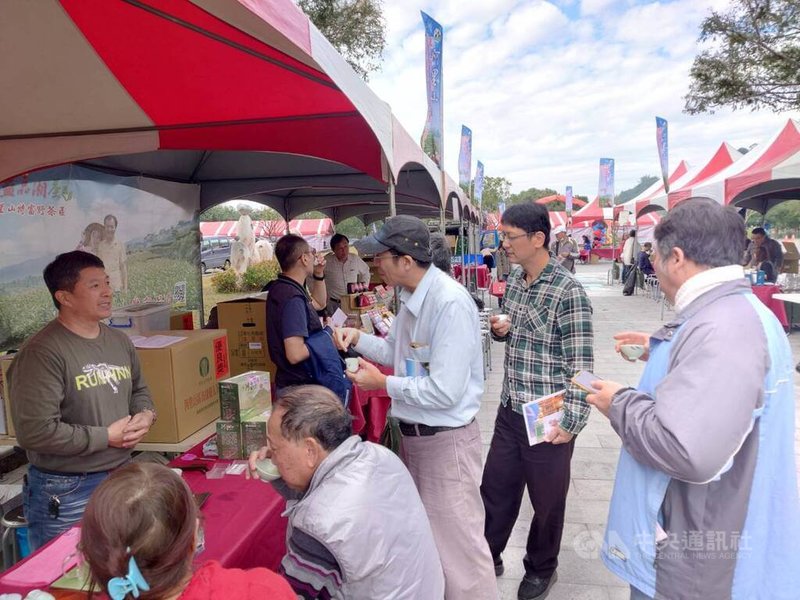 嘉義縣阿里山鄉農會30日在阿里山國家風景區管理處前廣場舉辦2023阿里山冬季高海拔優良茶競賽頒獎典禮與展售會，吸引不少民眾前來買茶、品茶。中央社記者蔡智明攝  112年12月30日