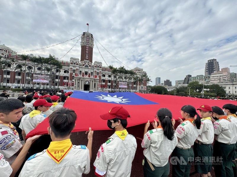 新的一年即將到來，國際青年商會中華民國總會30日舉辦「中華民國113年元旦總統府升旗典禮」總彩排，童軍舉旗手在府前合力展開大幅國旗。中央社記者張皓安攝　112年12月30日