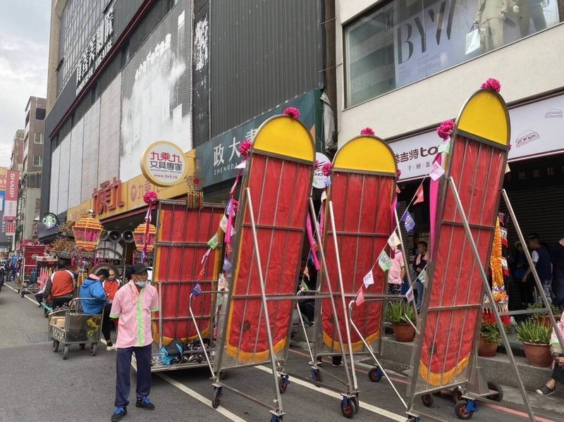 元旦連假首日，雲林斗六某間宮廟一行200人30日上午在台南市中西區下車，未經道路申請許可展開廟會遶境活動，遭警方依法開罰。（台南市警局提供）中央社記者張榮祥台南傳真  112年12月30日