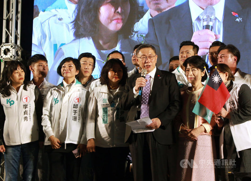 民眾黨總統候選人柯文哲（前左4）30日晚間出席在台中舉辦的造勢晚會時表示，中台灣是台灣的搖擺州，他要拜託大家來決定台灣總統是誰；每次選舉藍綠都說要將對方下架，「這次我們可以把藍綠都下架，一定要把國家贏回來，還給人民」。中央社記者蘇木春攝  112年12月30日