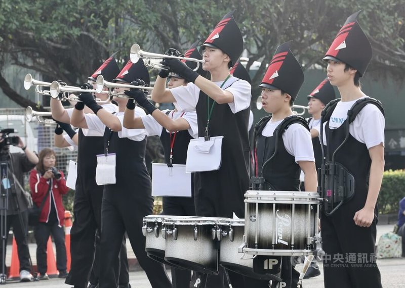 「中華民國113年元旦總統府升旗典禮」總彩排30日在凱達格蘭大道舉行，建中樂旗隊也現身排練，盼為元旦當天正式演出做好準備。中央社記者張皓安攝  112年12月30日