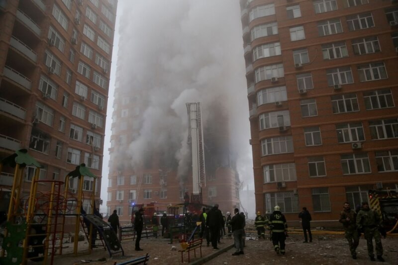 圖為29日烏克蘭敖德薩一棟建築遭俄羅斯飛彈與無人機攻擊，救難人員在現場救災。（路透社）