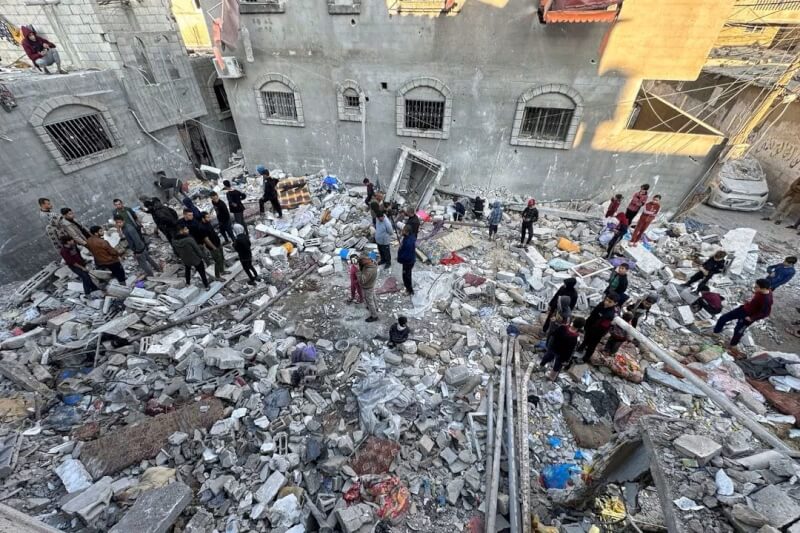 以色列猛攻加薩，29日南部城鎮拉法房屋被轟成廢墟。（路透社）