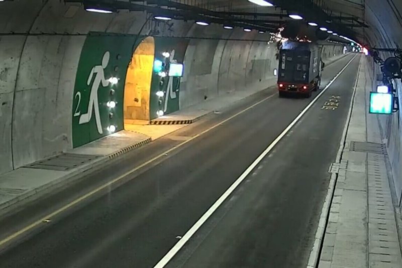 一輛大貨車27日行經台9線蘇花公路改善路段東澳隧道時,因車高過高撞毀隧道上方噴流風機,交通部公路局粗估損失約新台幣100萬元,將向駕駛或貨運業者求償,警方也已開單告發。(讀者提供)中央社記者沈如峰宜蘭縣傳真 112年12月30日