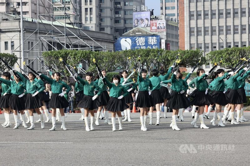 「中華民國113年元旦總統府升旗典禮」總彩排30日在府前凱達格蘭大道舉行，北一女中樂儀旗隊下午現身排練，在正式演出做好練習準備。中央社記者張皓安攝  112年12月30日