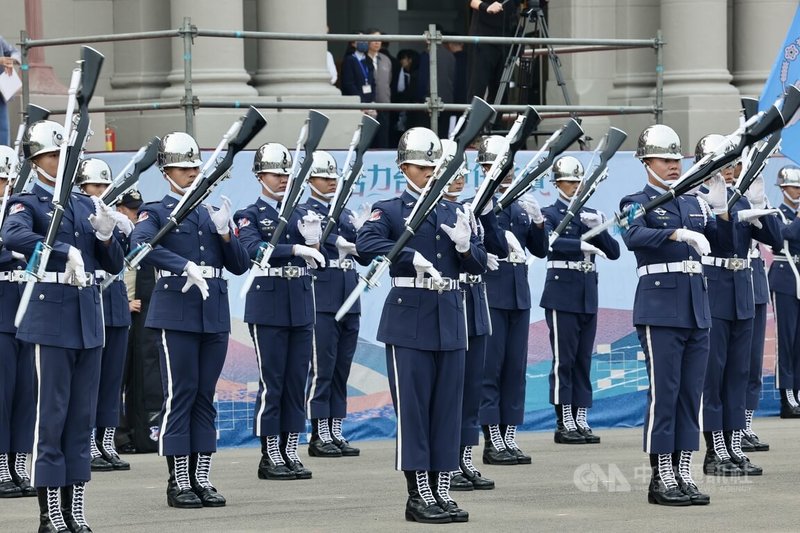 「中華民國113年元旦總統府升旗典禮」總彩排30日在府前凱達格蘭大道登場，國防部三軍樂儀隊下午也現身排演，展現精湛操槍技巧。中央社記者張皓安攝  112年12月30日