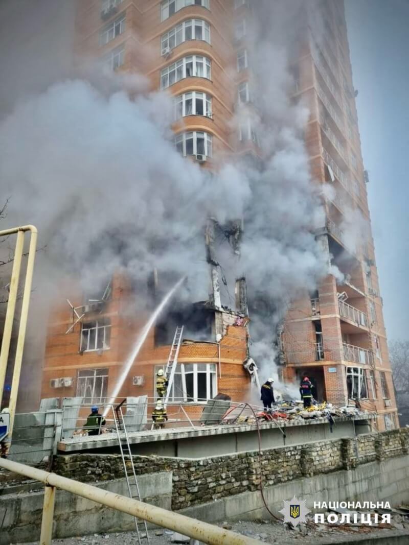 俄羅斯29日對烏克蘭發動大規模空襲，敖德薩一處大樓遭擊中起火。（圖取自facebook.com/UA.National.Police）