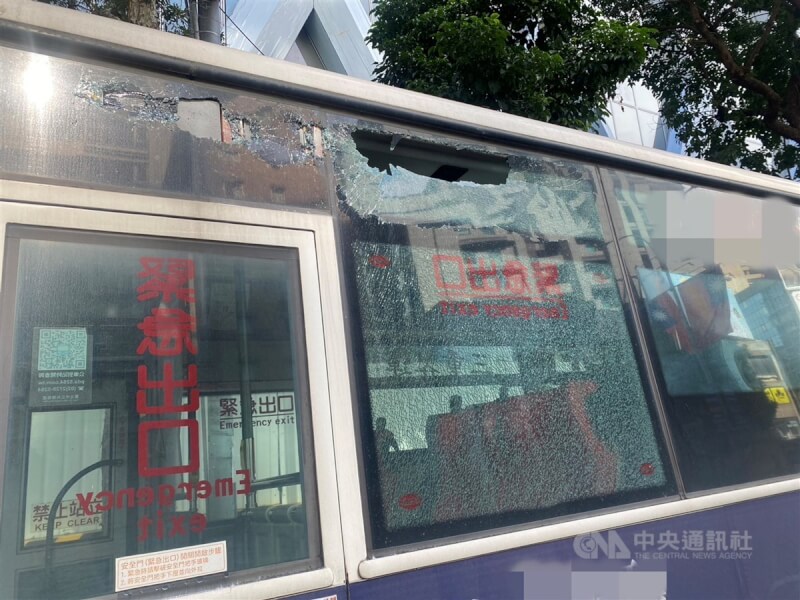 台北市中山北路2段、近捷運民權西路站附近30日發生工安意外，一輛工地車輛吊臂撞上公車，造成公車窗戶破裂，幸無人員受傷。（翻攝畫面）中央社記者劉建邦傳真 112年12月30日