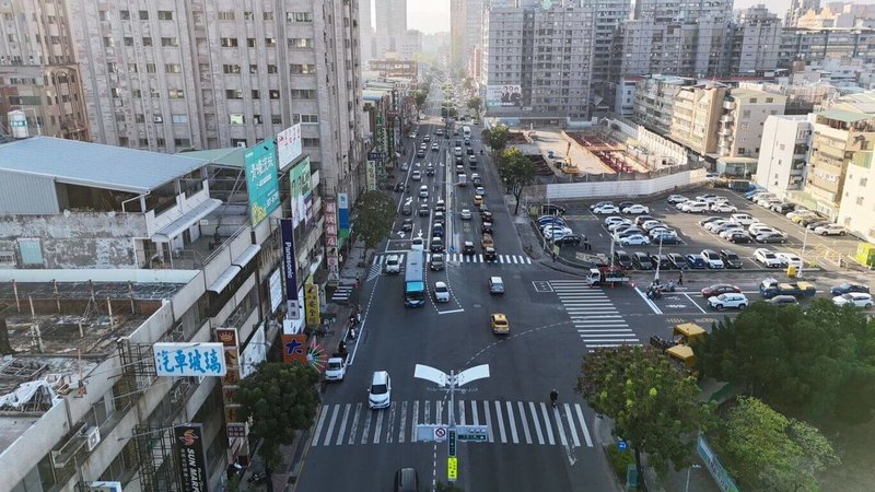 高雄市三民區九如一路車流量大、易交通壅塞，市府工務局道路養護工程處評估後，在九如一路與大昌二路口增設左轉專用道，提升路口交通安全。（高雄市工務局提供）中央社記者洪學廣傳真  112年12月30日