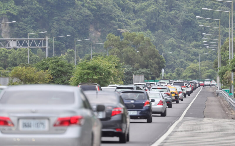 圖為國5石碇交流道附近北上車潮。（中央社檔案照片）