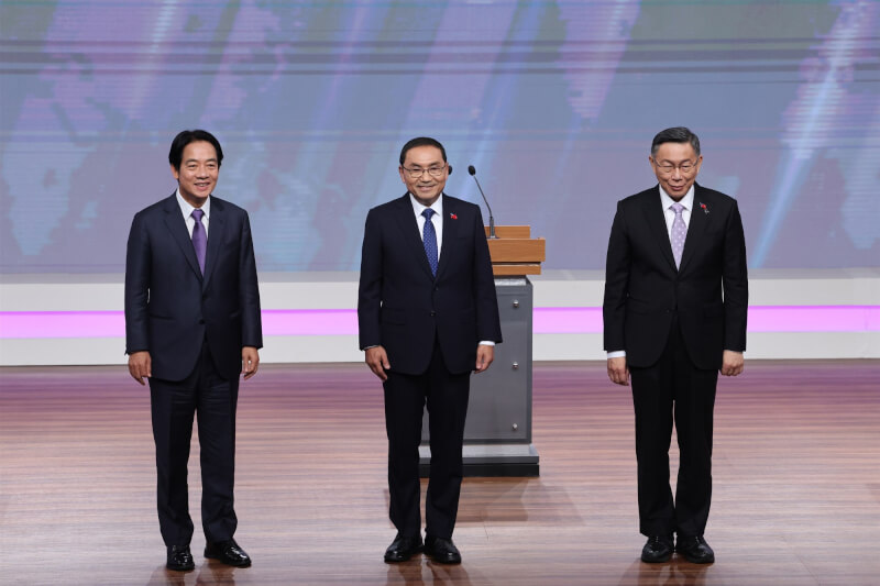 民進黨總統候選人賴清德(左起)、國民黨總統候選人侯友宜、民眾黨總統候選人柯文哲30日下午出席由11家媒體合辦、在公視製播的2024總統候選人電視辯論會,3人再度正面交鋒。(台北市攝影記者聯誼會提供)中央社 112年12月30日