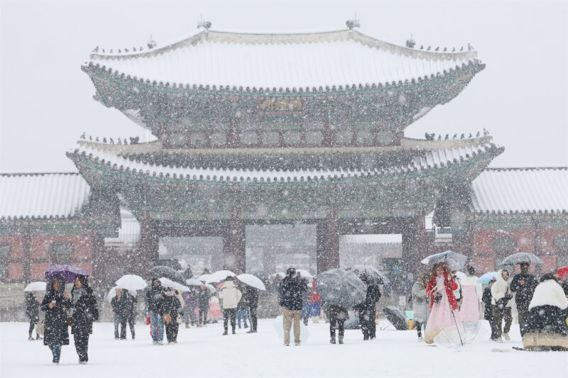圖為30日首爾知名景點景福宮下起大雪。（韓聯社）