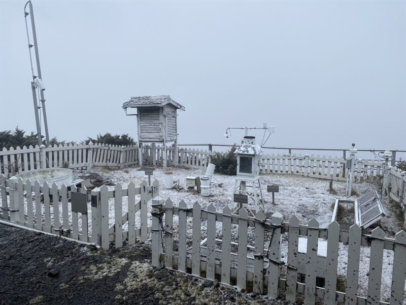 元旦連假首日，玉山北峰30日上午飄雪，降雪時間持續1個多小時。（氣象署提供）中央社記者汪淑芬傳真 112年12月30日