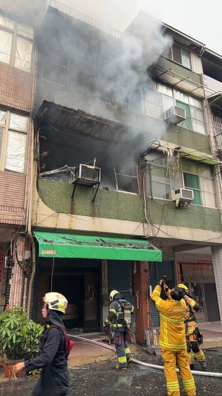 高雄市鳳山區一棟透天厝30日發生火警，濃濃黑煙從2樓竄出，消防局獲報到場灌救，火勢撲滅後在2樓樓梯口發現已無生命跡象的莊姓男屋主、緊急送醫。（高雄市鳳山警分局提供）中央社記者洪學廣傳真  112年12月30日