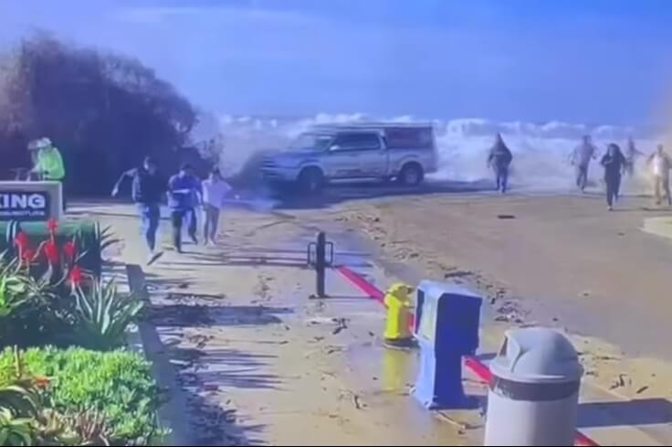 美國洛杉磯以北的文杜拉郡28日遭到巨浪襲擊，有數人因此受傷。（圖取自instagram.com/venturapolice）