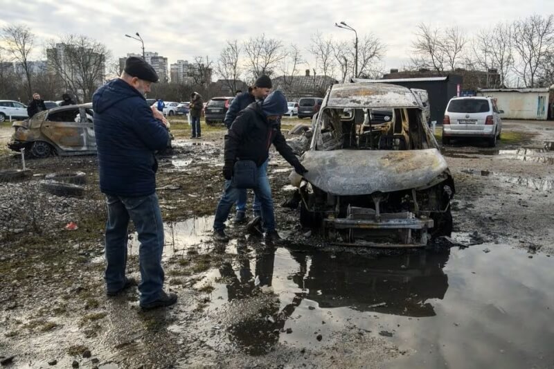 俄羅斯29日對烏克蘭發動大規模飛彈攻擊，基輔許多車輛遭摧毀。（路透社）