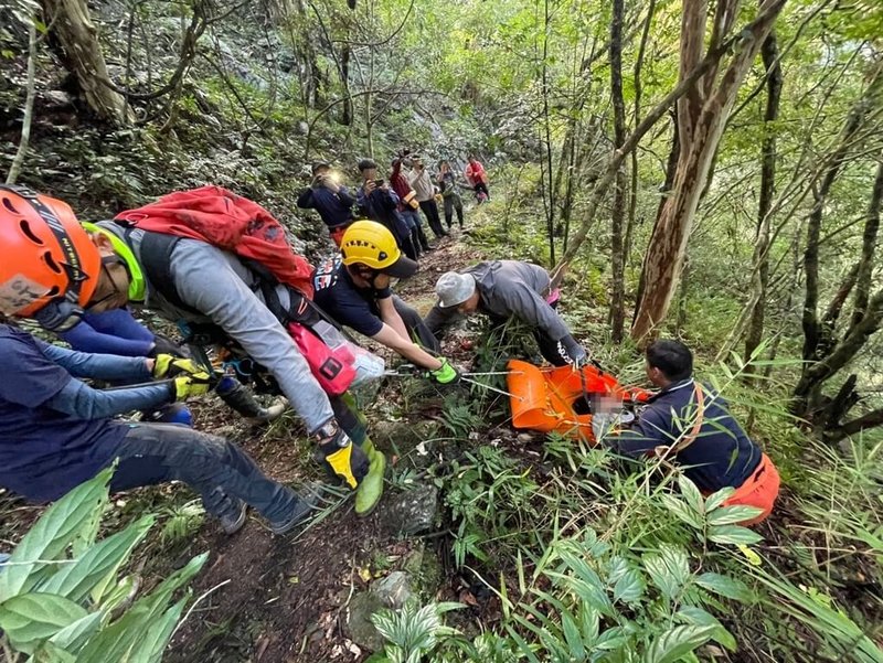 台大登山社13人計畫攀登台東海端鄉咲咲山，因行程延誤、天候不佳取消而返程，其中1名學生墜落邊坡，台東縣消防局獲報除出動地面搜救隊伍，也申請直升機吊掛，搜救人員31日接觸傷者，生命徵象穩定，空勤吊掛送醫治療。（台東縣消防局提供）中央社記者李先鳳傳真  112年12月31日