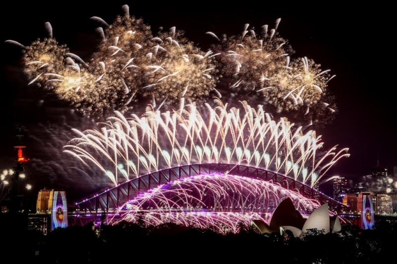 紐西蘭率先迎來2024年，雪梨歌劇院及港灣大橋上演煙火秀。（法新社）