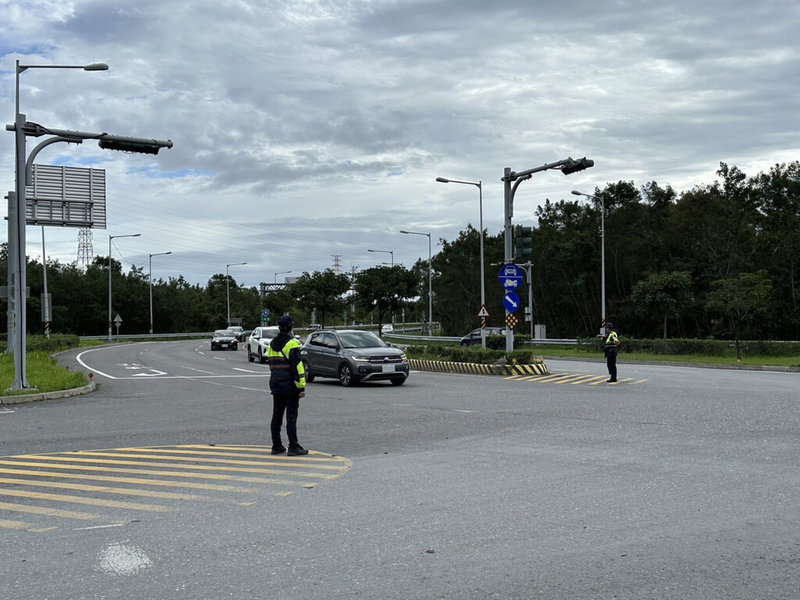 元旦連假遊客與返鄉人車潮到訪花蓮，公路局東區養護工程分局指出，30日清晨6時起蘇花路廊南下車潮就開始湧現，有1萬4962輛日運量，31日蘇花路廊整體運行順暢。（新城警分局提供）中央社記者李先鳳傳真  112年12月31日