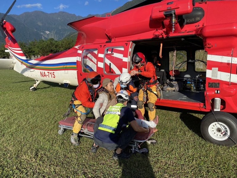 空中勤務總隊花蓮駐地勤務第一大隊第三隊31日表示，一名23歲女性山友攀登北二段，行至甘薯南峰山往無名山時不慎跌倒，右腳疑似骨折，無法行動，空勤總隊獲報後，派員到場完成救援吊掛，將人送醫治療。（空勤總隊花蓮駐地勤務第一大隊提供）中央社記者李先鳳傳真  112年12月31日