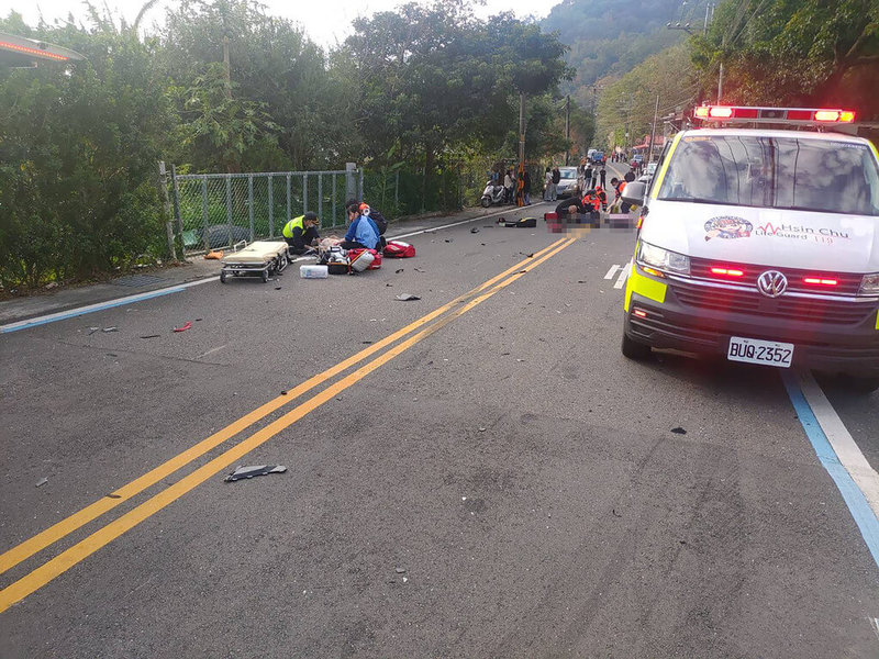 新竹縣關西鎮31日發生自小客車與機車碰撞事故，造成機車騎士與後座乘客重傷失去生命跡象，緊急送醫搶救。詳細事故原因仍有待調查釐清。（民眾提供）中央社記者魯鋼駿傳真  112年12月31日