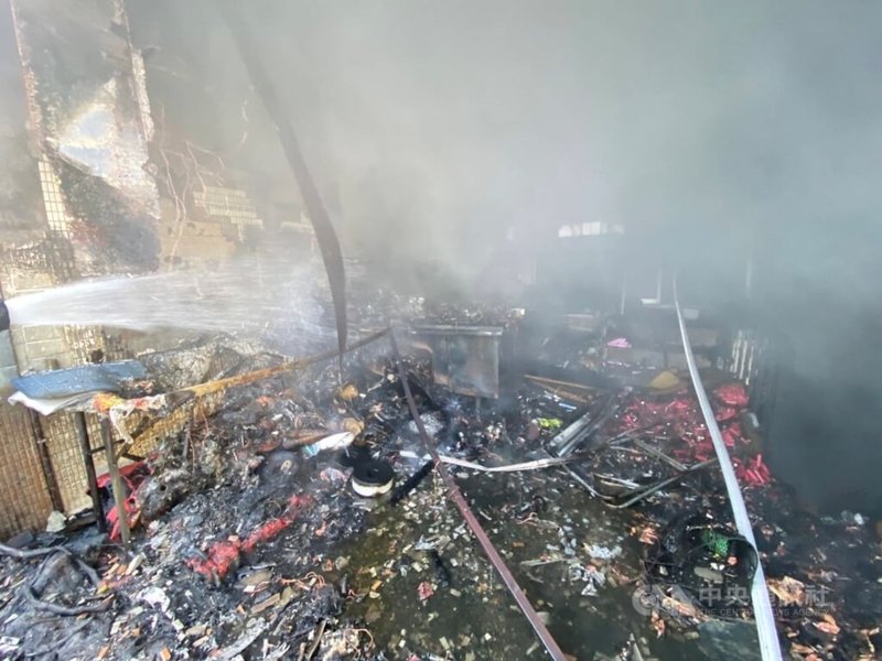 台北市警消31日表示,承德路3段附近巷弄民宅上午發生火警,派大批人員趕赴現場搶救,幸無人傷,初步調查疑鋰電池充電釀禍,民宅1樓燃燒面積約15平方公尺,詳細起火原因待調查釐清。(翻攝畫面)中央社記者劉建邦傳真 112年12月31日