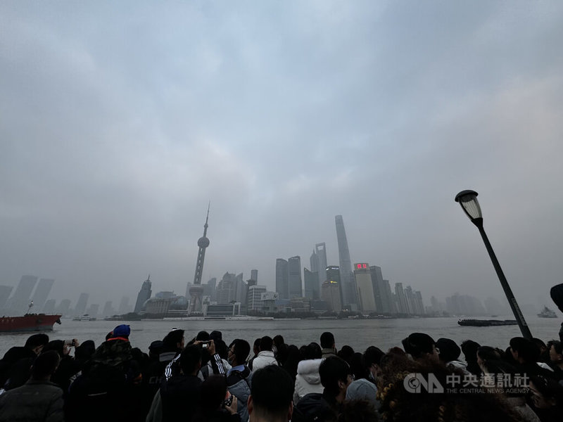 圖為去年12月31日，上海官方發布空氣重污染黃色預警，著名的地標東方明珠塔也被霧霾籠罩。 （中央社檔案照片）