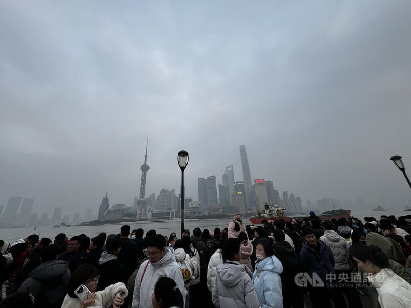 上海外灘與鄰近的南京路步行街商圈，從31日下午開始就湧現人潮，可以眺望東方明珠塔的外灘觀景台上更是人山人海。中央社記者吳柏緯上海攝 112年12月31日