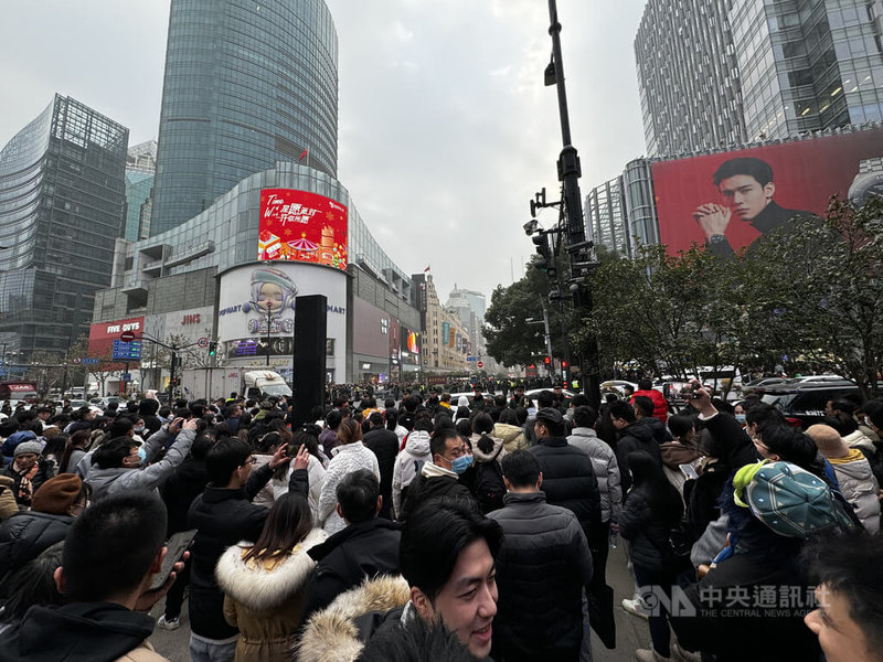 2023年最後一天上海市區人潮過多，鄰近南京路步行街的南京東路、豫園兩個地鐵站宣布當晚8時開始關閉。圖為步行街人潮。中央社記者吳柏緯上海攝  112年12月31日