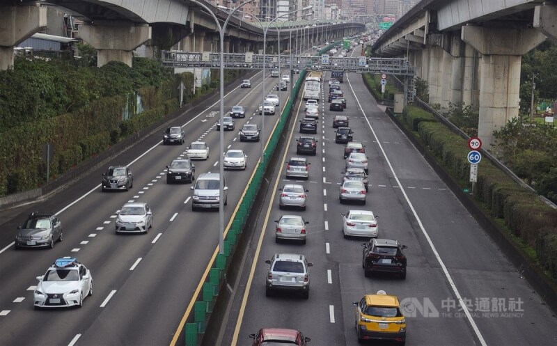 元旦連假第2天，國道1號北向圓山到大華系統，31日上午部分路段出現車潮。中央社記者謝佳璋攝　112年12月31日