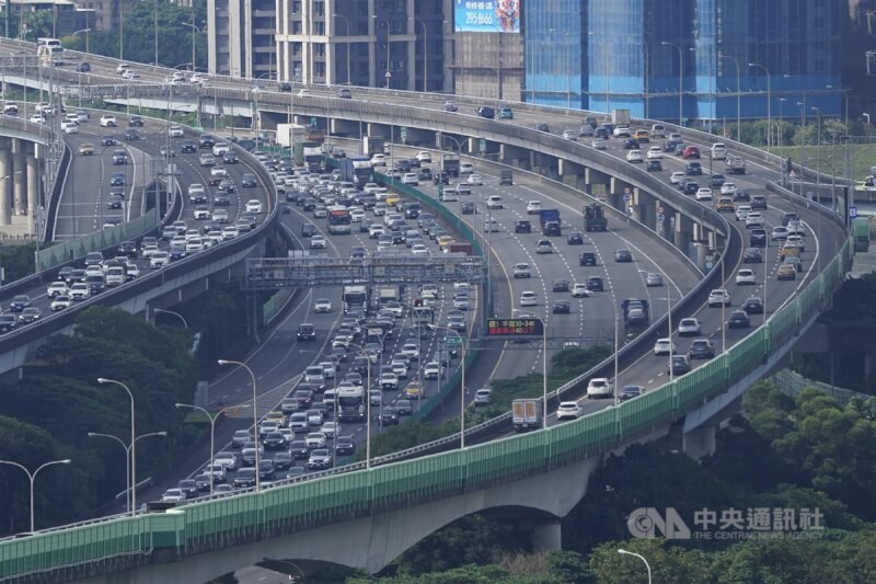 圖為12月30日上午國道1號北市部分路段車況。（中央社檔案照片）