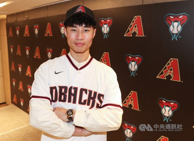 林昱珉2022年2月18日出席在台北舉行的加盟美職亞利桑那響尾蛇隊記者會。(中央社檔案照片)