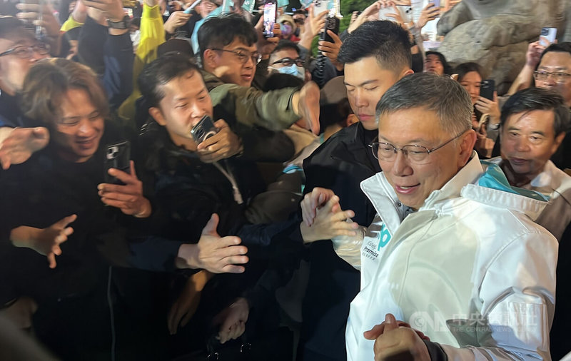 2023年最後一天，台灣民眾黨總統候選人柯文哲（前右）31日晚間赴台東天后宮廟口開講，進場時受到支持者簇擁、熱情歡迎。中央社記者盧太城攝  112年12月31日