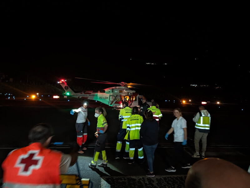 西班牙加納利群島外海發現一艘載滿移民的獨木舟，船上15人獲救、3人喪生，一些生還者因飢餓和體溫過低，由直升機送往耶羅島。（圖取自twitter.com/112canarias）