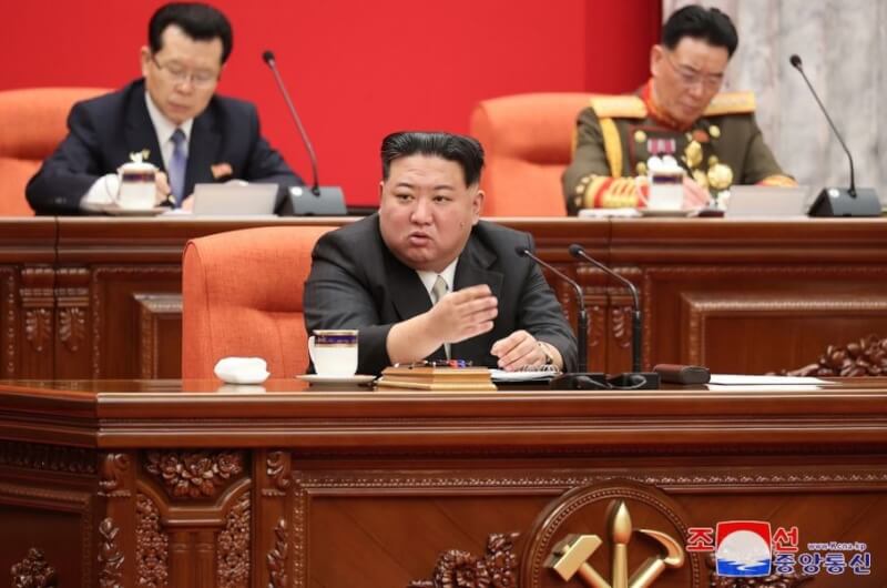 北韓領導人金正恩（前）表示，他將不再尋求與南韓和解及統一。（圖取自北韓中央通信社網頁kcna.kp）