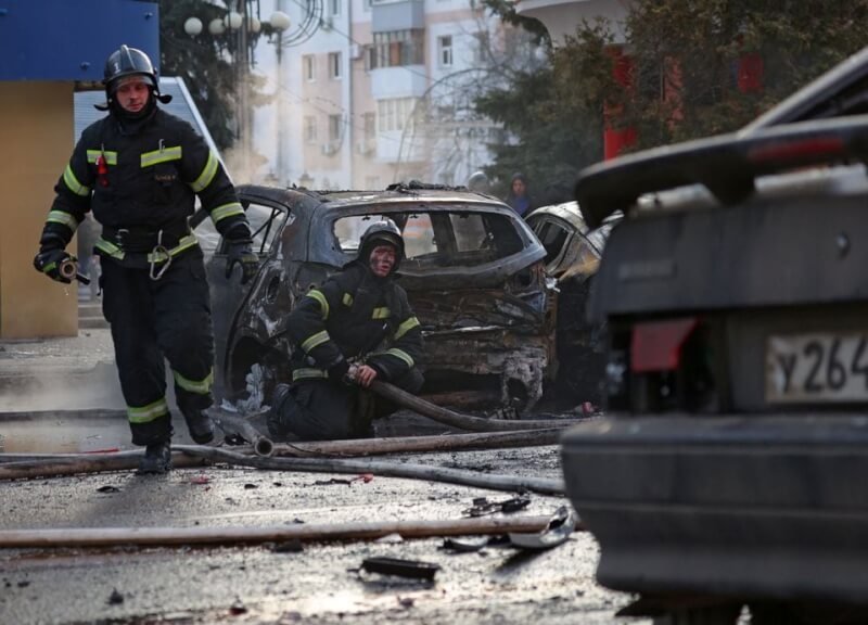 俄羅斯指控烏克蘭30日利用飛彈和火箭攻擊貝爾哥羅德市。圖為當地消防員撲滅因遭攻擊燃燒的汽車。（路透社）