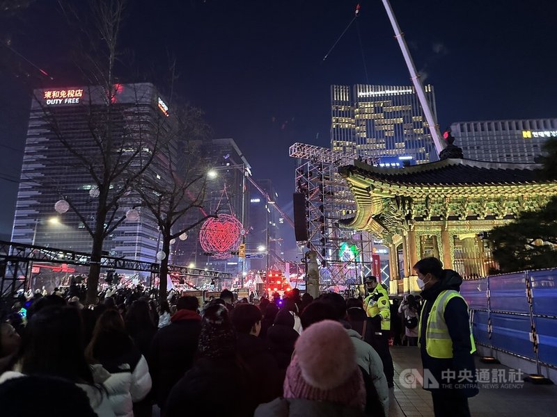 2023年的最後一天晚間7、8時左右，人潮陸續聚集在韓國首爾光化門及鐘閣一帶，世宗大路中央也升起直徑12公尺的「午夜太陽」。中央社記者廖禹揚首爾攝  113年1月1日