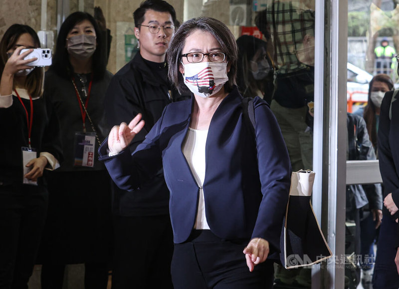 2024副總統候選人電視辯論會1日下午在公視登場,民進黨副總統候選人蕭美琴(前)戴著口罩抵達會場。中央社記者鄭清元攝 113年1月1日