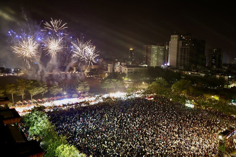 台南市政府12月31日晚間在兩個市政中心旁同時舉辦2024跨年晚會，永華市政中心場次並施放長達3分鐘煙火秀，市府統計兩場共吸引25萬人次觀眾。（台南市政府提供）中央社記者楊思瑞台南傳真  113年1月1日