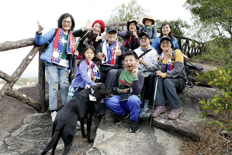 台北榮總1日上午舉辦淨山健行活動,從北榮中正樓前健康之門廣場作為起點,一路走到榮陽隧道、軍艦岩、260峰,再經過丹鳳鐵塔與弘法大師岩,連治療犬Oba歐巴都早起參與活動。(北榮提供) 中央社記者陳婕翎傳真 113年1月1日