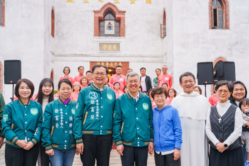 行政院長陳建仁（前左4）1日到屏東萬金聖母殿，替民進黨屏南立委參選人徐富癸（前左3）輔選，陳建仁表示，相信徐富癸做立法委員，會把別人的需要當自己的責任，盼民眾團結，支持願意為台灣打拚的人。（徐富癸團隊提供）中央社記者李卉婷傳真  113年1月1日