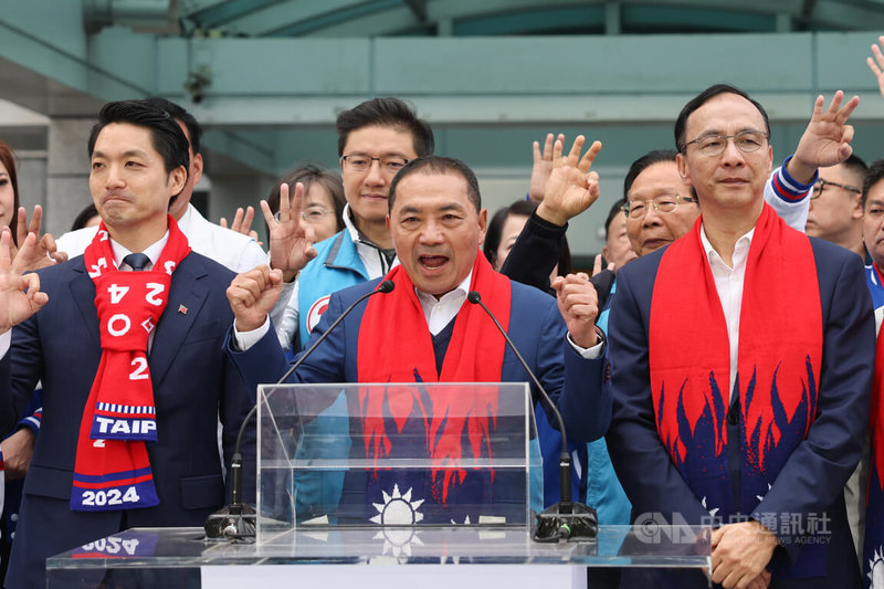 中國國民黨1日在中央黨部舉行113年元旦升旗典禮，國民黨總統候選人侯友宜（前中）、國民黨主席朱立倫（前右）、台北市長蔣萬安（前左）一同出席，高喊團結贏得勝選。中央社記者裴禛攝  113年1月1日