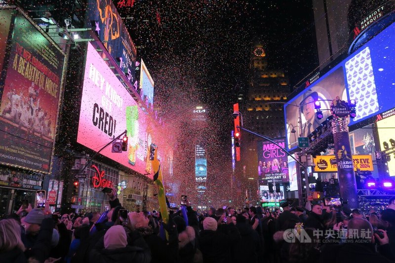 紐約時報廣場舉辦跨年活動，數萬民眾不畏攝氏4度低溫，枯等數小時後目睹水晶球降下，迎接2024年。中央社記者尹俊傑紐約攝  113年1月1日