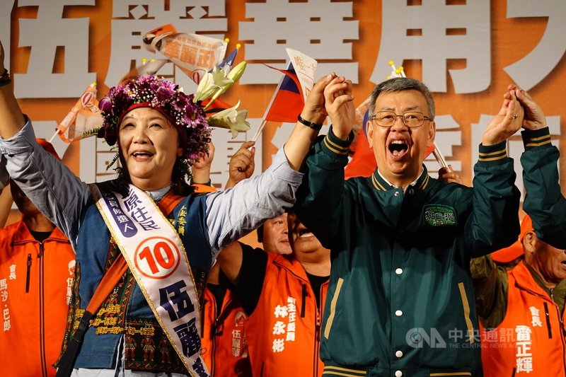 民進黨山地原住民立委參選人伍麗華（前左）1日在新來義部落舉辦全國誓師造勢大會，行政院長陳建仁（前右）南下輔選，兩人攜手高喊當選，盼鄉親支持。中央社記者李卉婷攝  113年1月1日