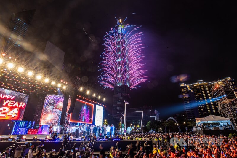 揮別2023、迎接2024，台北101跨年煙火秀於1日凌晨零時盛大登場，主題為「彩色世界Colorful World」，璀璨繽紛的煙花點亮夜空。中央社記者鄭清元攝 113年1月1日