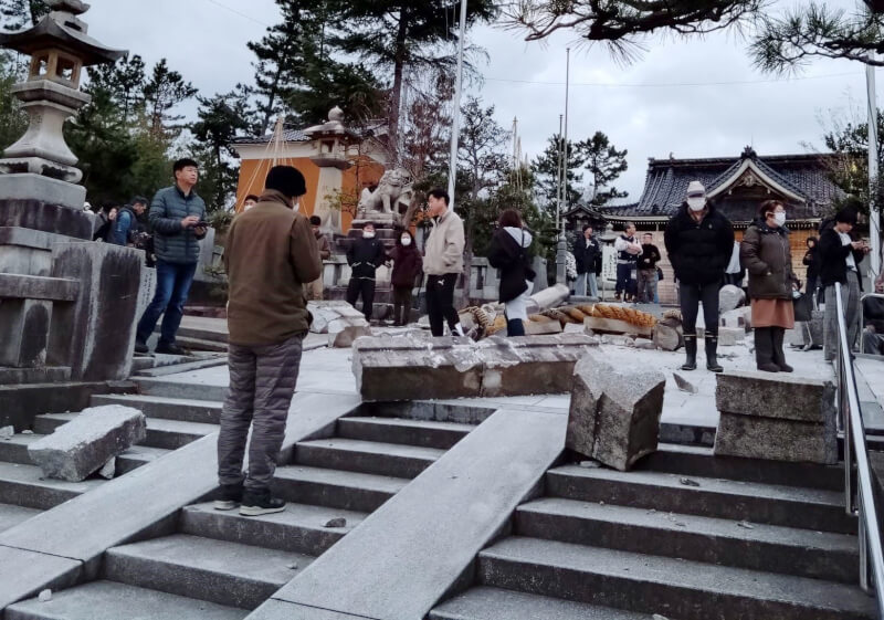 圖為金澤市的大野日吉神社因強震受到損害。（共同社）