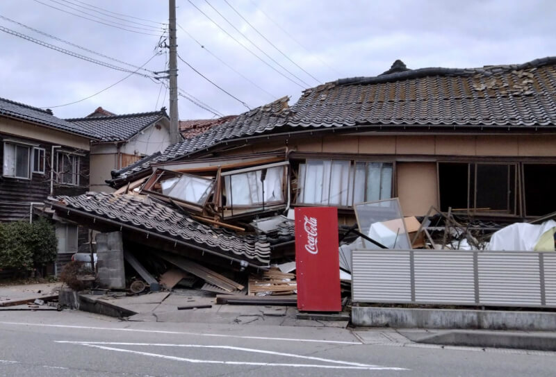 石川縣輪島市的房屋因強震倒塌。（共同社）
