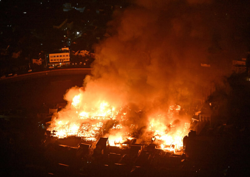 石川縣輪島市建築物1日在強震後發生大火。（共同社）