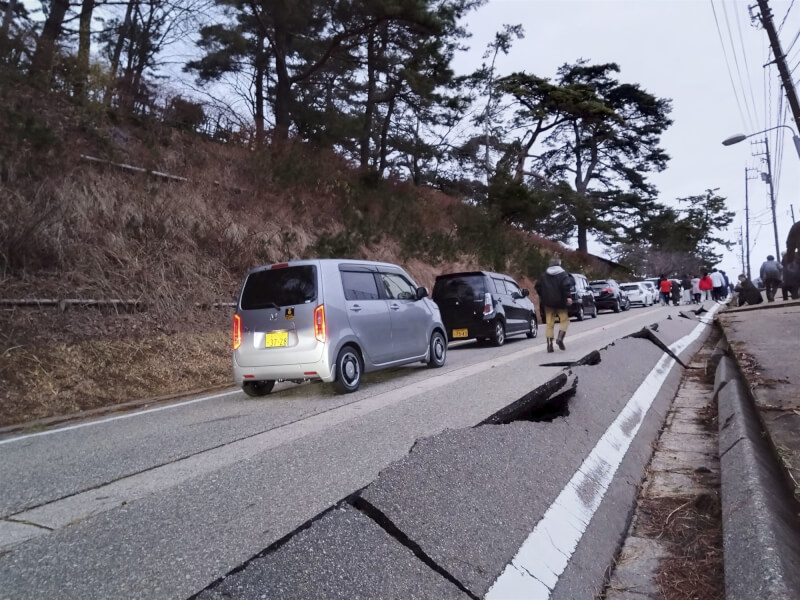 石川縣輪島市道路路面破裂。（共同社）