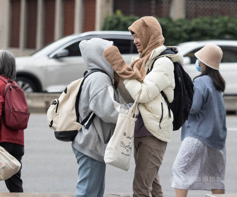 圖為台北市中正區街頭，民眾穿外套、戴帽子禦寒。（中央社檔案照片）